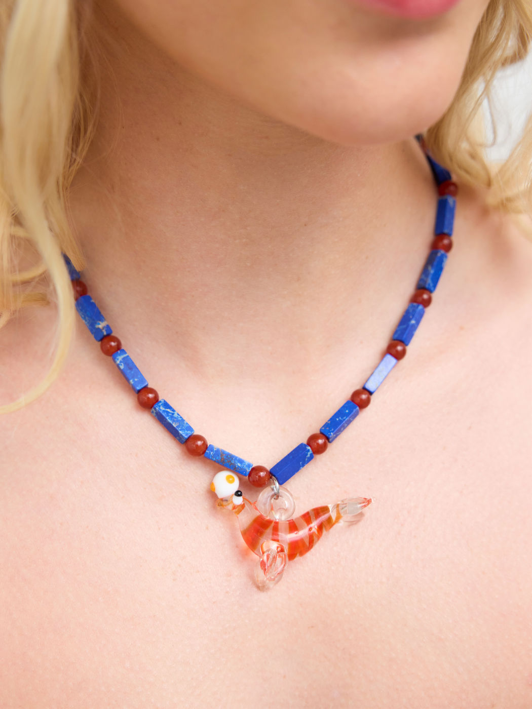 TWO-TONE SEAL PENDANT GLASS CHAIN