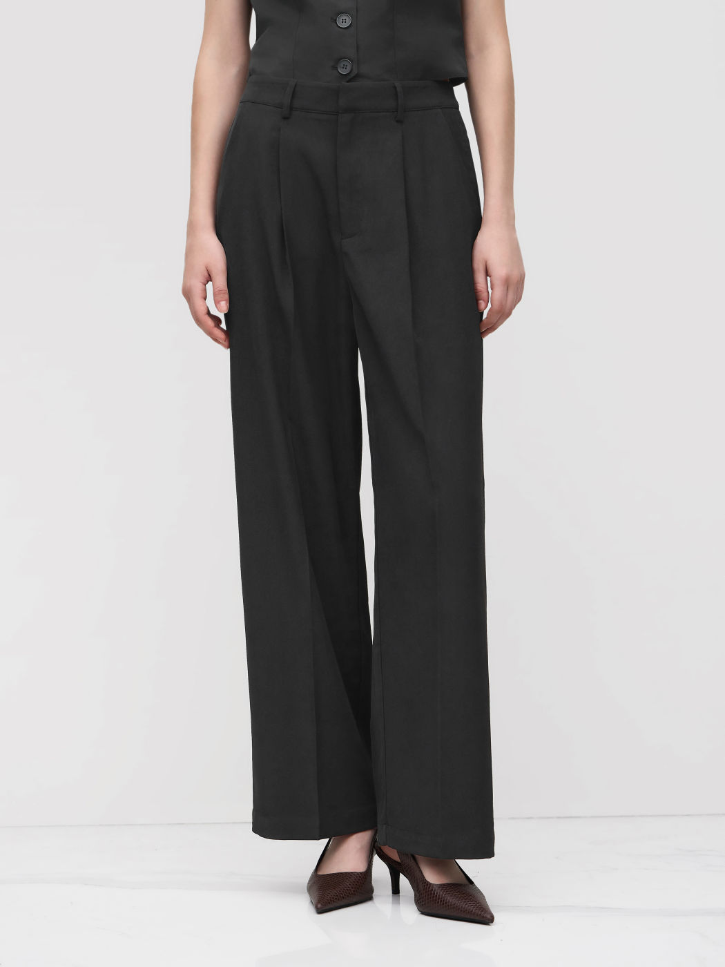 Mid Rise Straight Leg Pleated Trouser 