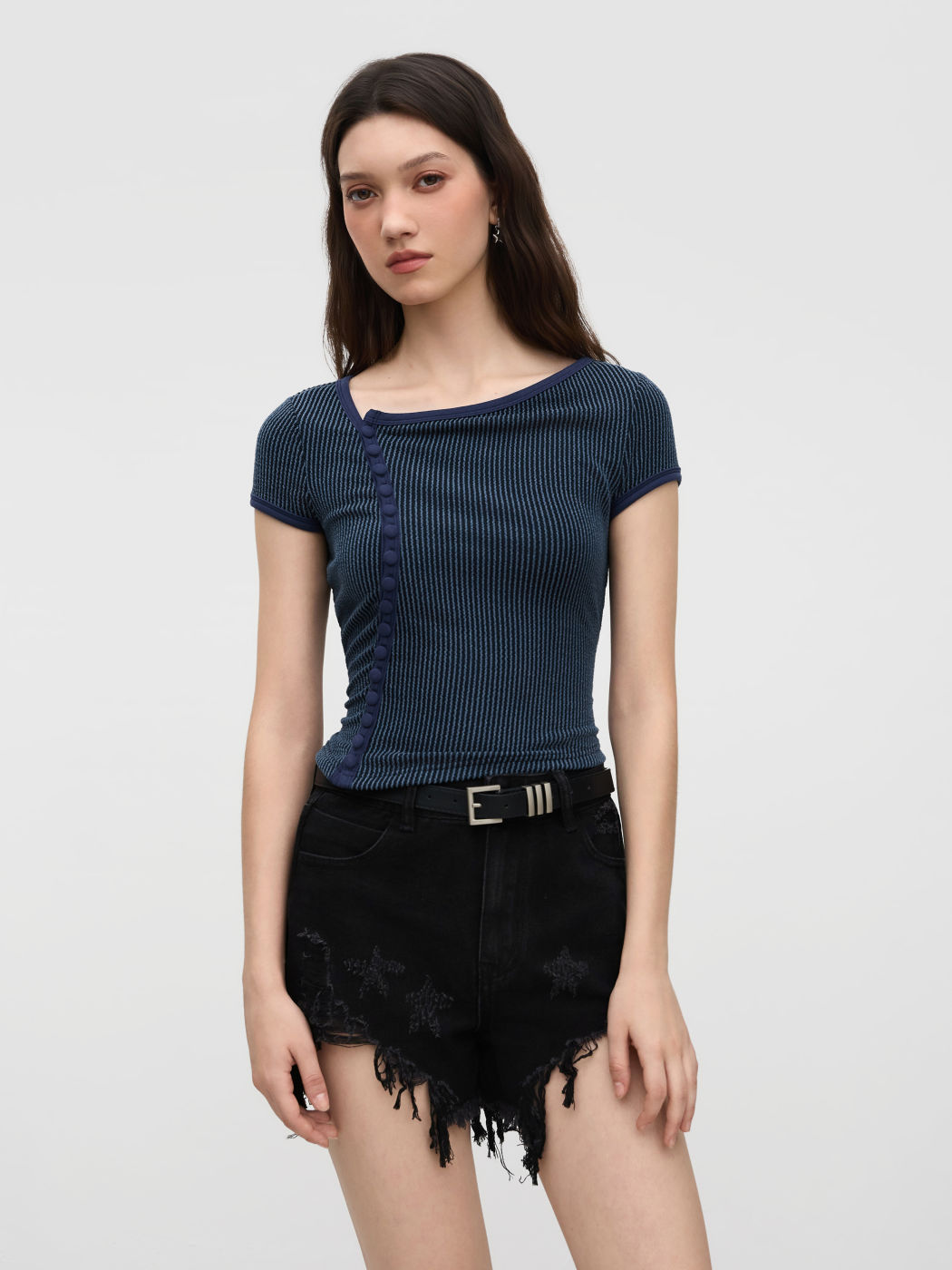 Asymmetrischer Hals Streifen-Knopf-T-Shirt