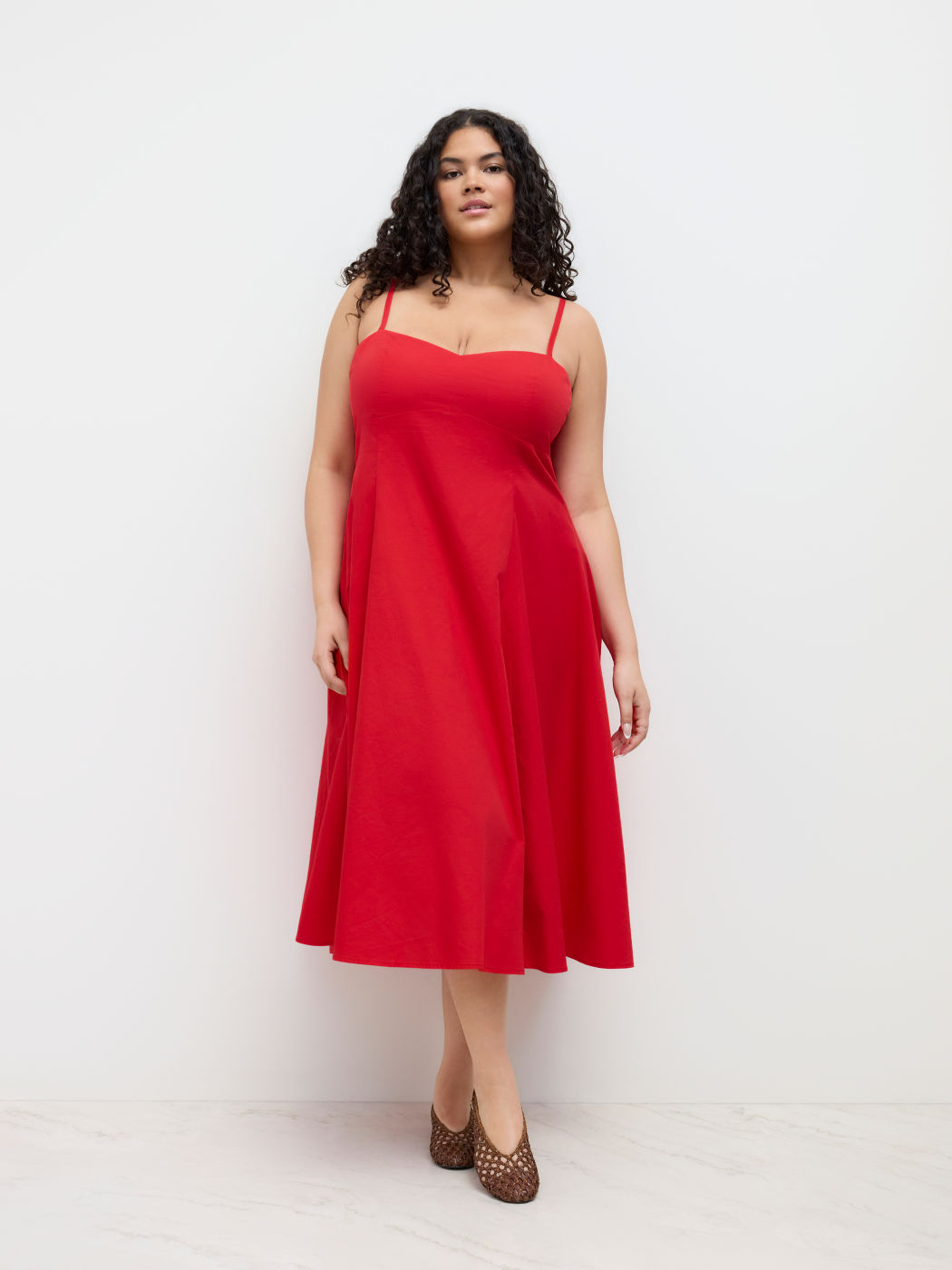 Abito lungo maxi in cotone con arricciature, fiocco e volant Curve & Plus