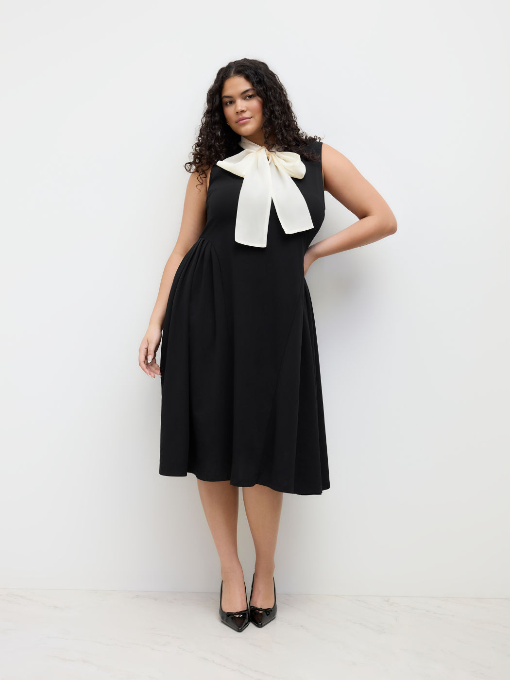 Abito midi con volant e papillon bicolore Curve & Plus