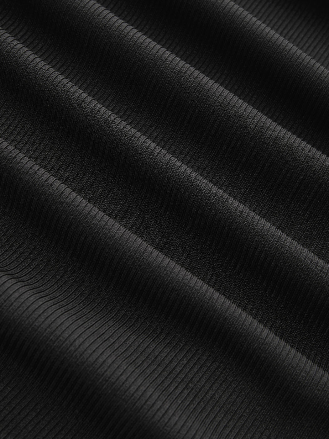 Top asimmetrico con scollo, grafica punk con coniglio e dettaglio arricciato