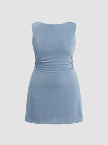 Mini-Kleid mit Bootshals, rückenloser Kette und Rüschen Kurve & Plus