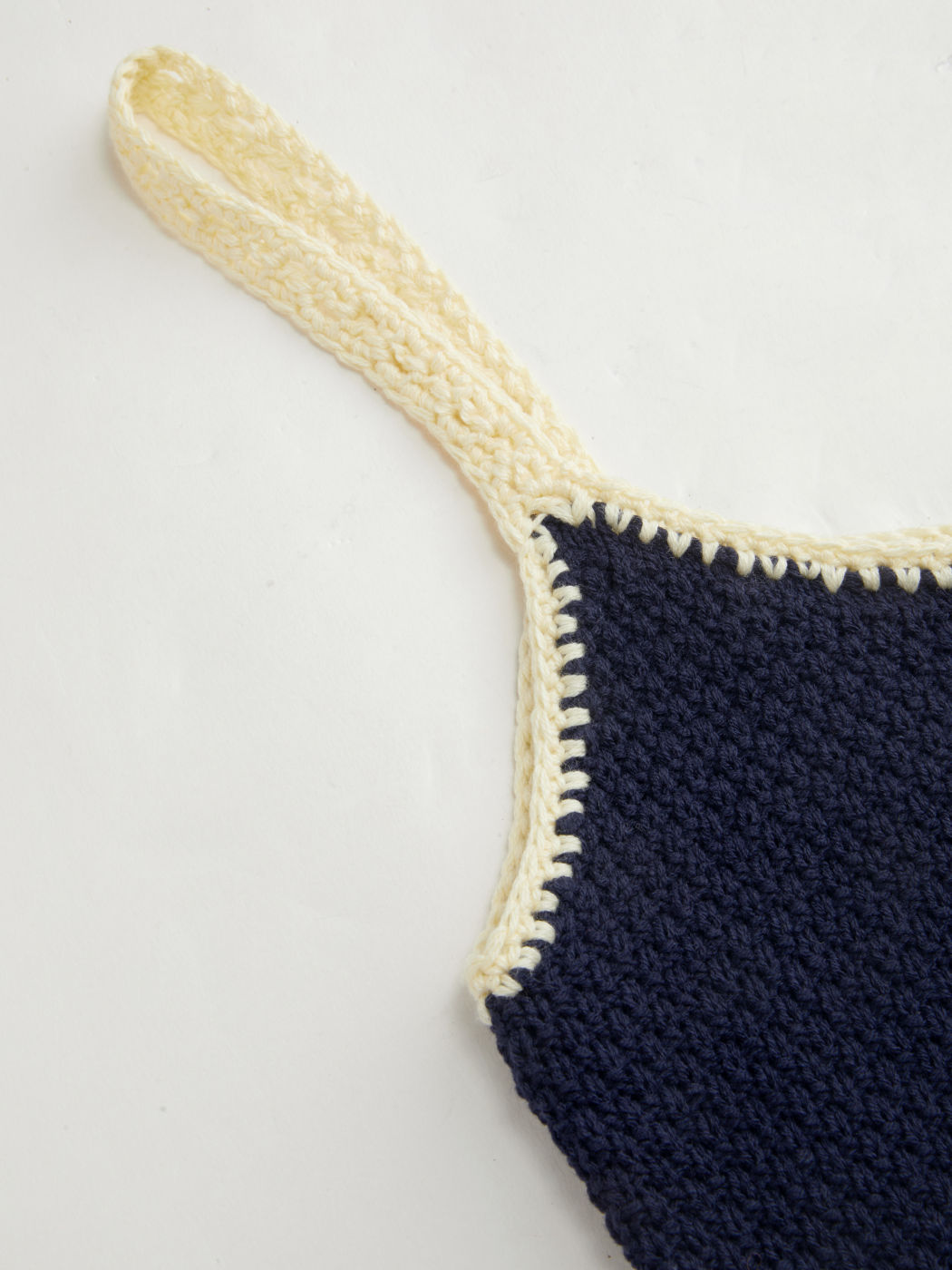 Top corto con spalline e bordo a contrasto in maglia con gamberi di fiume