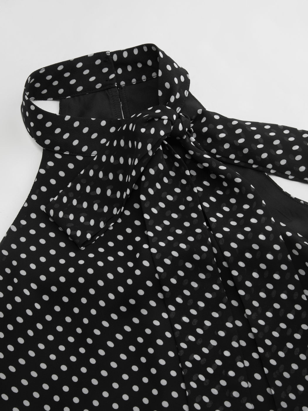 Chiffon-Bluse mit Halterhals, Polkadots und Knoten, Oversize