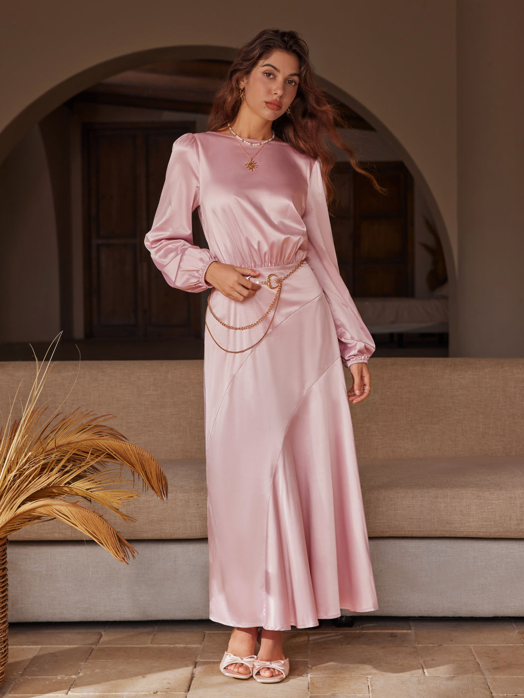 Satin-Maxi-Kleid mit runder Halslinie und eingeschnürter Taille und Rüschen