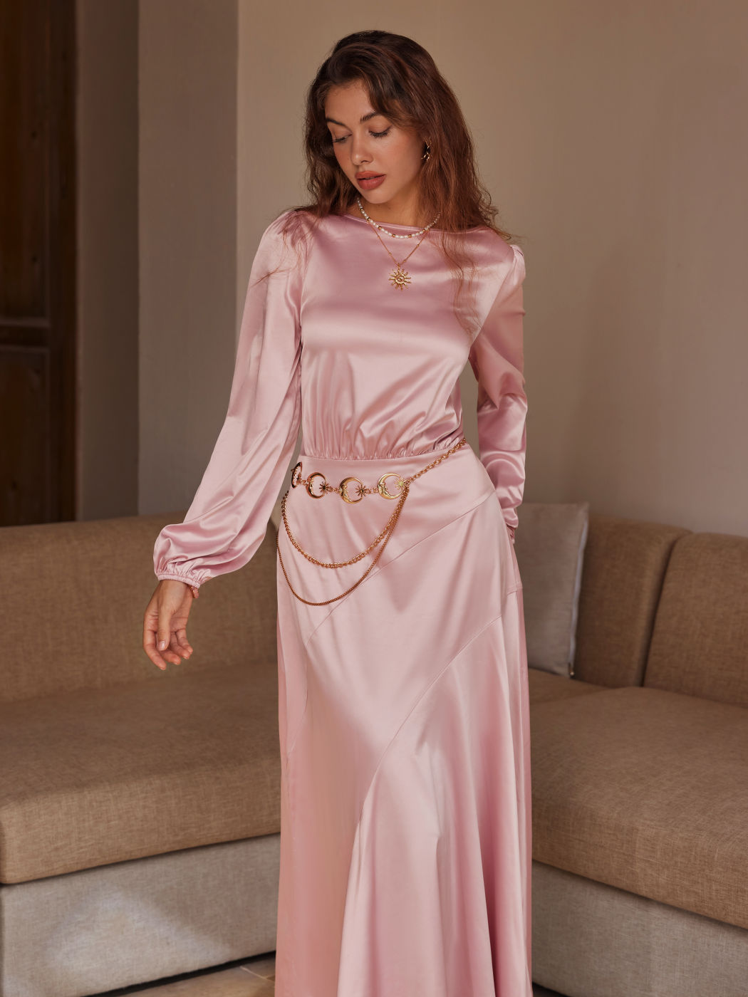 Satin-Maxi-Kleid mit runder Halslinie und eingeschnürter Taille und Rüschen