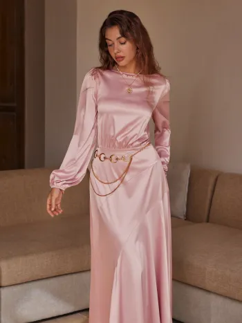 Satin-Maxi-Kleid mit runder Halslinie und eingeschnürter Taille und Rüschen