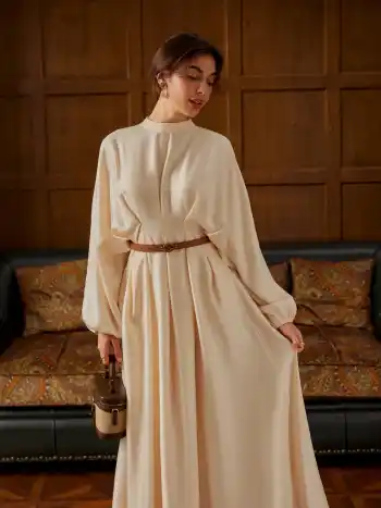 Maxikleid mit Stehkragen, Plissee und eingeschnürter Taille und langen Ärmeln