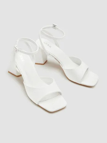 Sandalen mit Knöchelriemen und massiven Absätzen