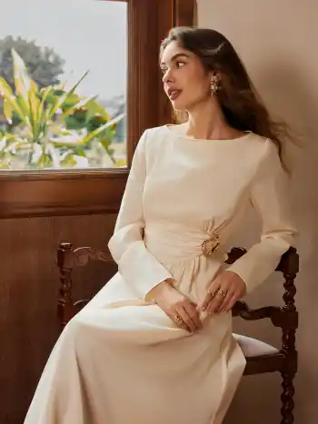 Satin-Midi-Kleid mit Bootshals, Metallakzenten, Rüschen, Knoten und Spitzen