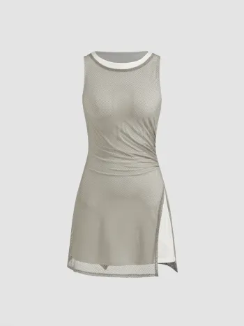 Zweifarbener Mini-Kleid mit Fischnetzmuster, Rüschen und Schlitz