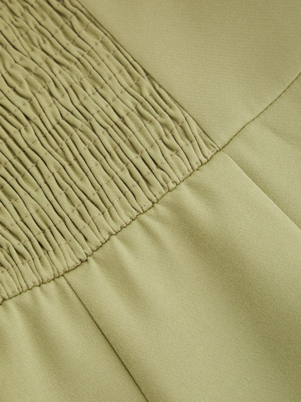 Tuta intera plissettata e arricciata con ampio collo all'americana