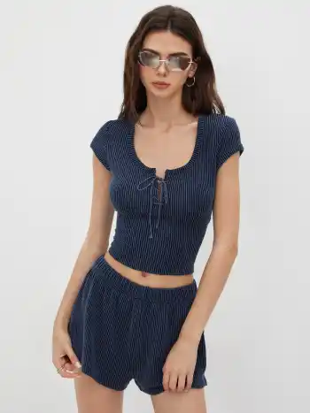 Set crop top allacciato con lacci in pizzo e pantaloncini con elastico in vita Stripe