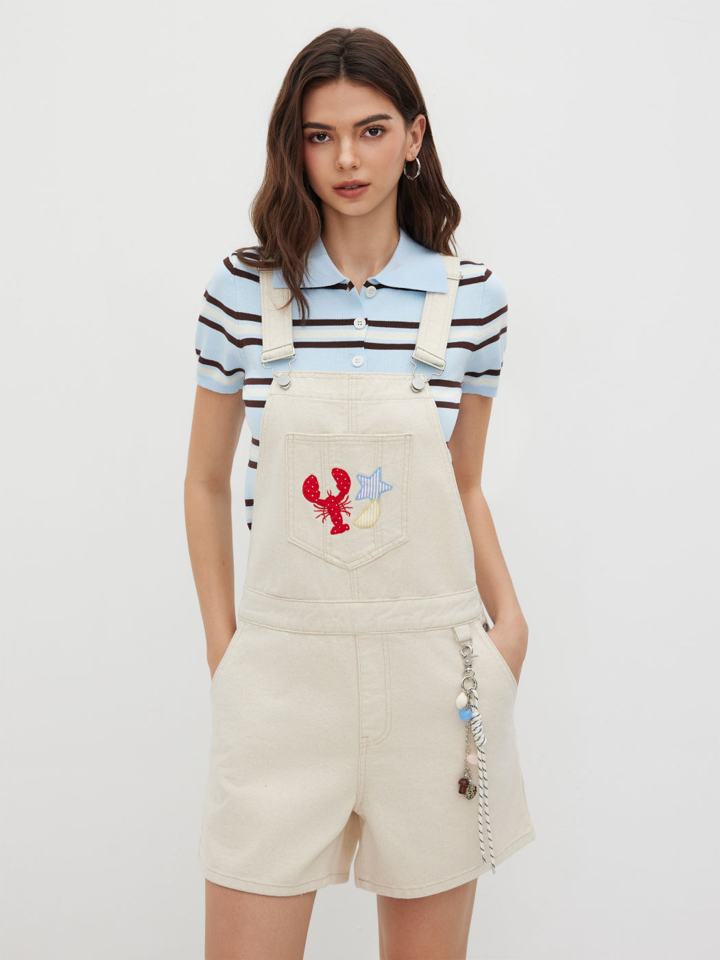 Jeans-Romper mit Hummer- und Stern-Applikationen und Anhänger