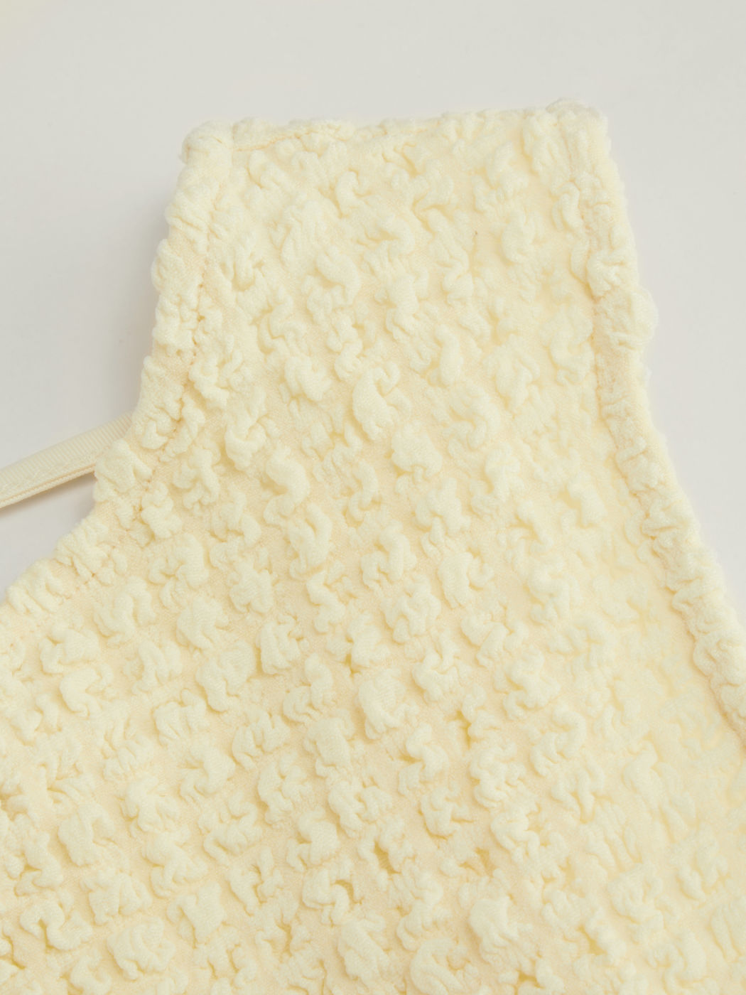 Canotta testurizzata con scollo a barchetta e schiena scoperta annodata