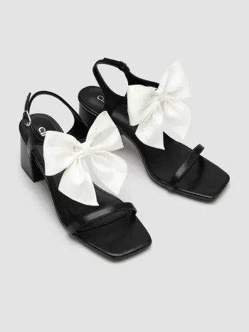 Sandalen mit Schleife, quadratischer Spitze und kräftigem Absatz