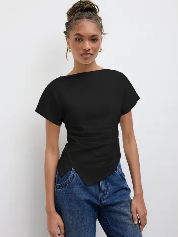 Baumwollmischung-T-Shirt mit Bootsausschnitt, Rüschen und asymmetrischem Saum