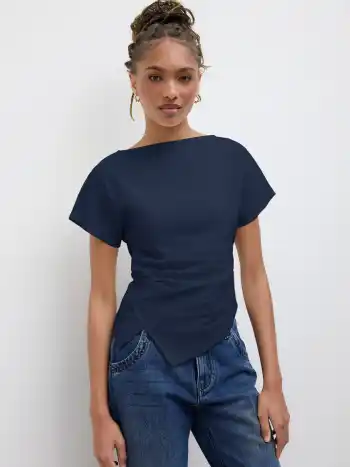 Baumwollmischung-T-Shirt mit Bootsausschnitt, Rüschen und asymmetrischem Saum
