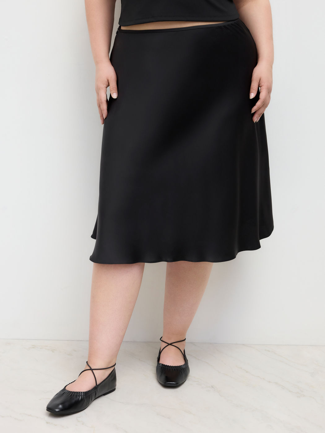 Satin Midi Rocker Skirt mit Rüschen, Mittelhöhe, Schrägschnitt Kurve & Plus