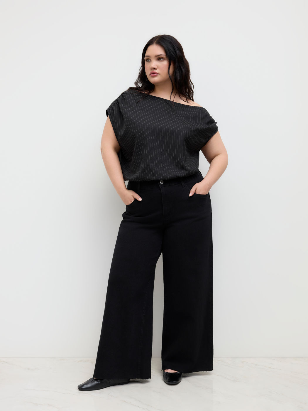 Body asimmetrico a righe con scollo curvo e taglie forti