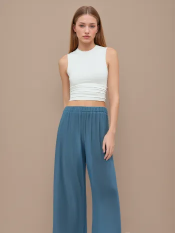 Rundhalsiges einfarbiges ärmelloses geriffeltes Crop Top
