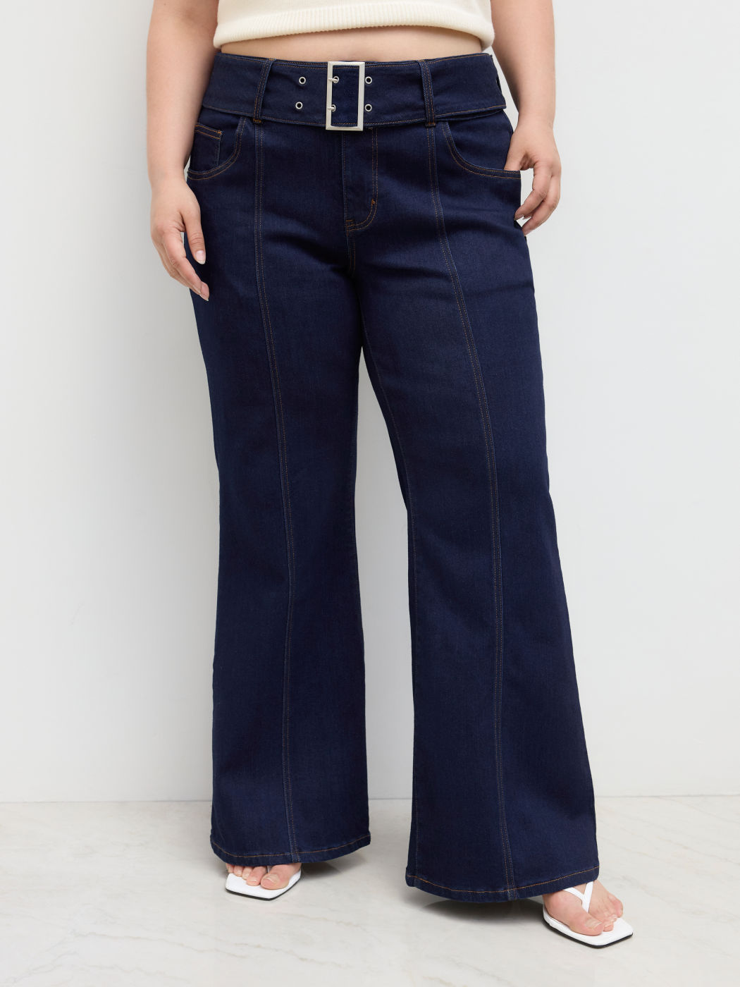 Hochdehnbare Jeans mittlerer Hüftlage mit Flares und Gürtel Kurve & Plus