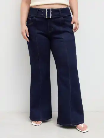 Hochdehnbare Jeans mittlerer Hüftlage mit Flares und Gürtel Kurve & Plus