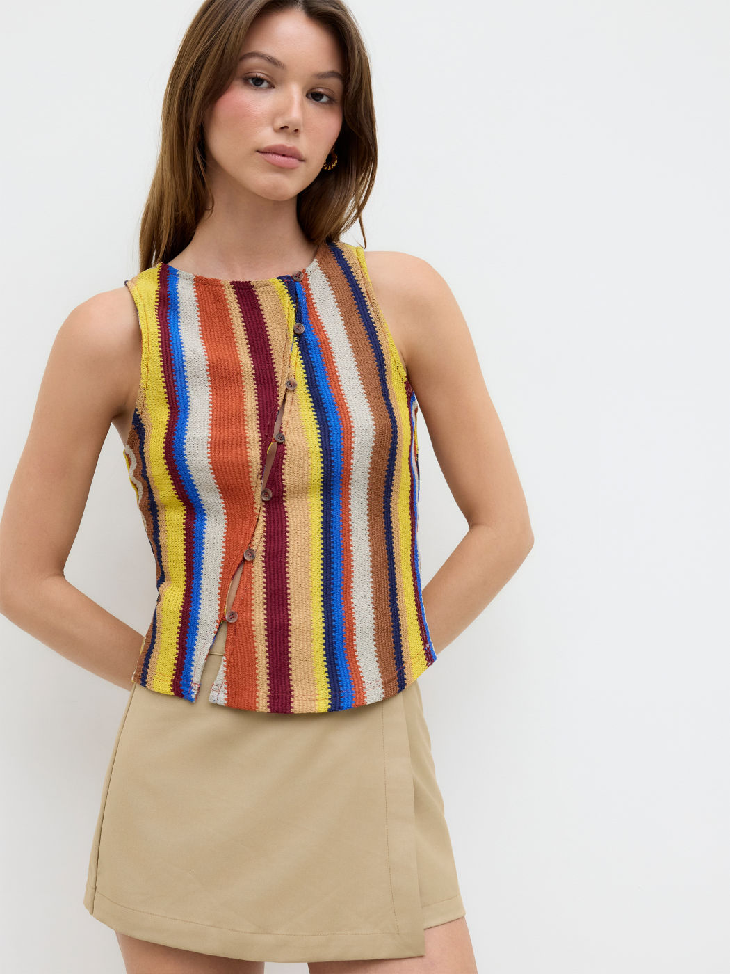 Rundhals Streifen asymmetrische Knopf-Tank-Top