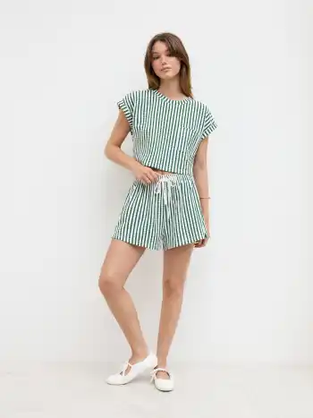Set aus Rundhals-Streifen-Übergrößen-Crop-Top und Mittelbund-Zugbänder-Shorts