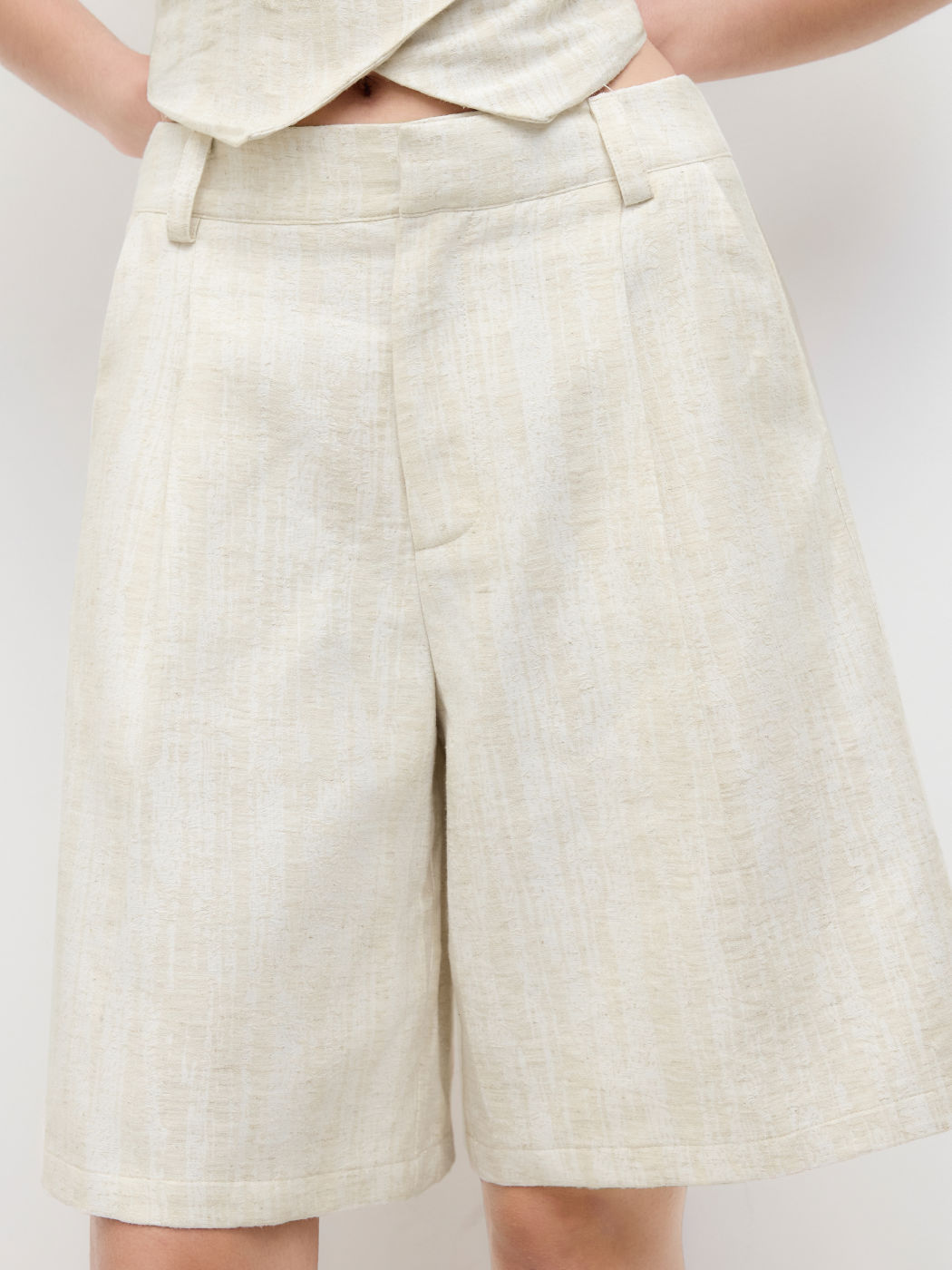 Linen-blend Mid Rise Pleated Pocket Shorts