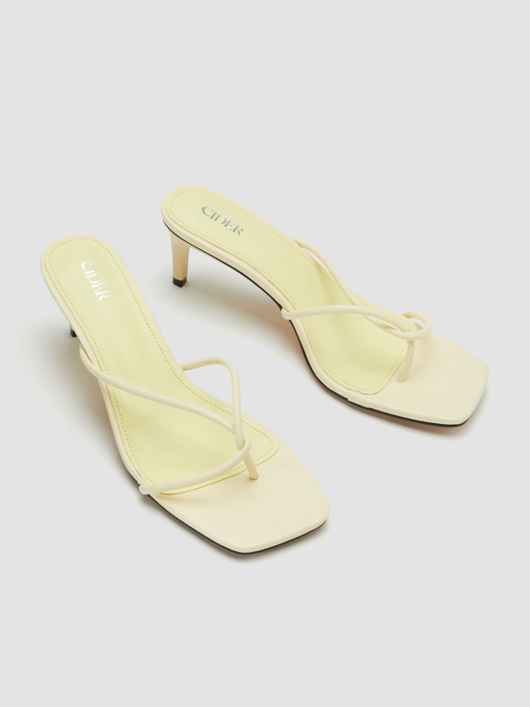 Absatz-Sandalen im Flip-Flop Stil