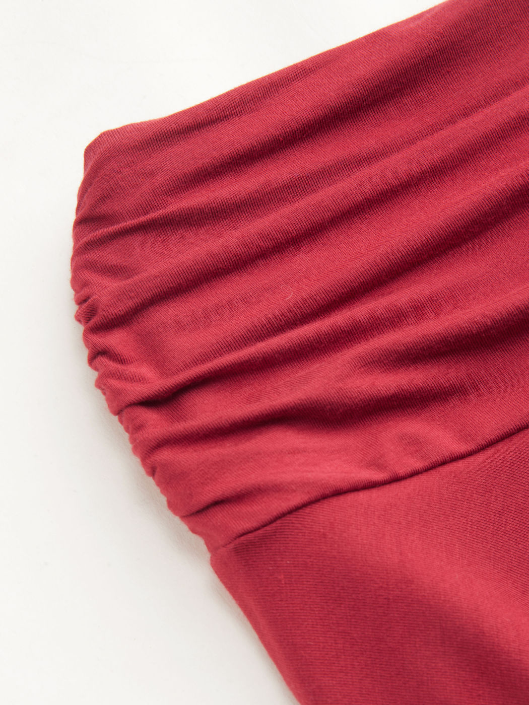 Set Top Canotta con Scollo a Cascata e Gonna a Volant Asimmetrica a Vita Media con Arricciature