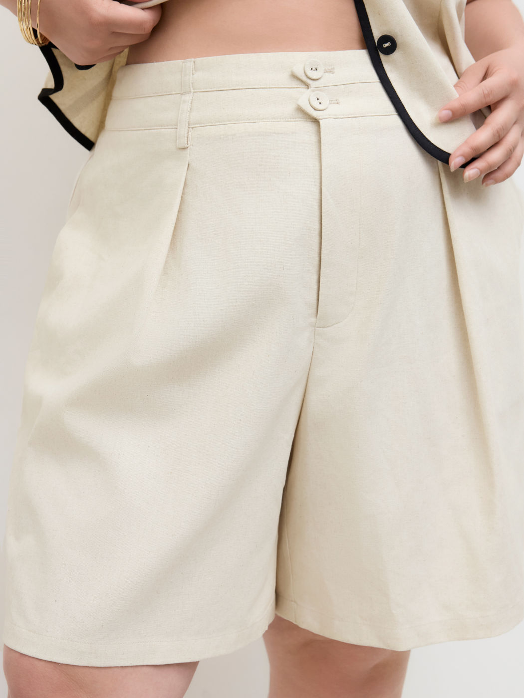 Pantaloncini plissettati a vita media in misto lino Curve & Plus