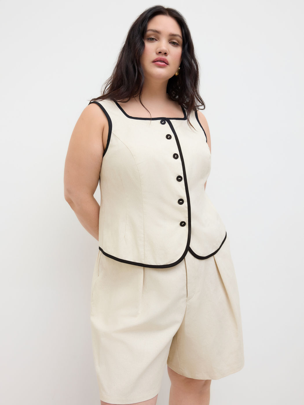 Top in misto lino con scollo a barchetta e bordi a contrasto taglie comode