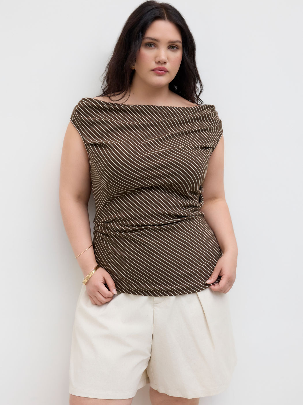 Top curvo e taglie forti con spalle scoperte a righe e arricciature in misto cotone