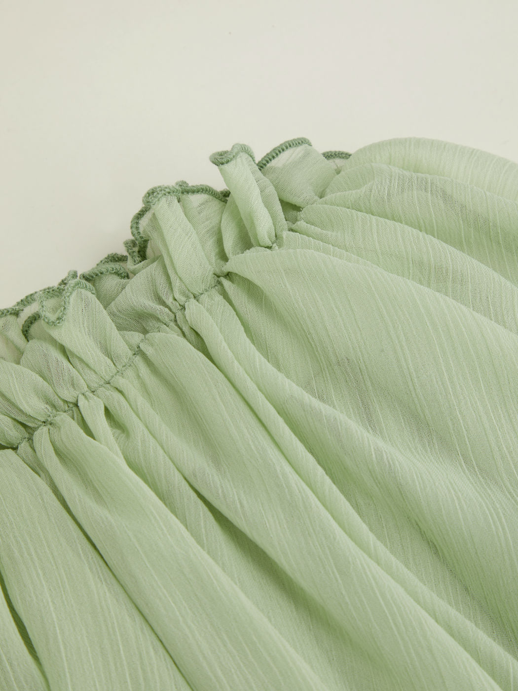 Mini gonna-pantalone a balze a strati con orlo a volant in chiffon a vita bassa