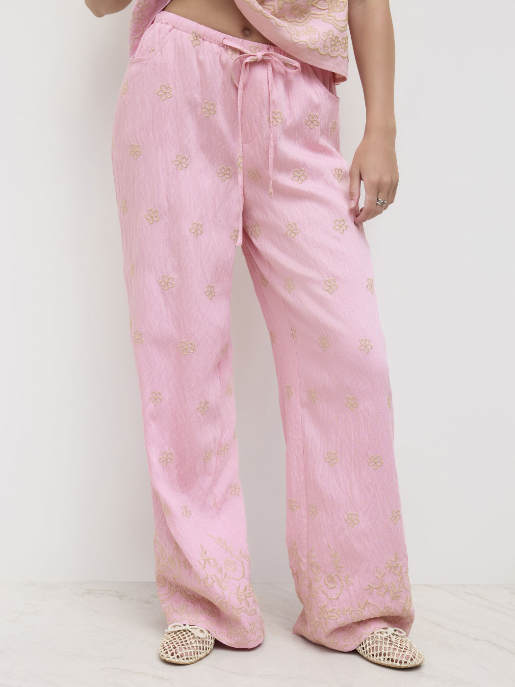 Tief sitzende, floral bestickte, geradbeinige Hosen