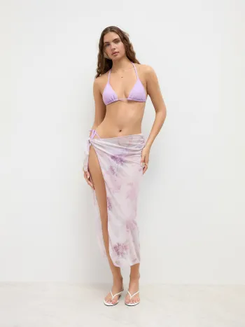 Bikini-Set mit Halterhalsausschnitt, geknotetem Dreieck und Seitenbinde, inklusive floralem Sarong