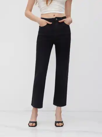 High-Stretch-Denim-Jeans mit hohem Bund und Taschen in geradem Schnitt
