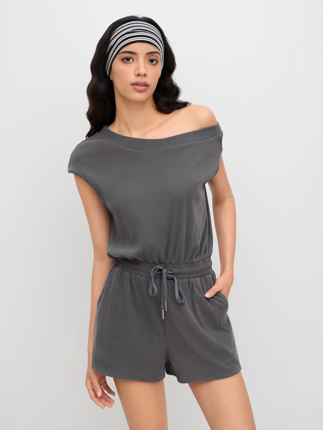 Romper mit asymmetischem Hals und Zugverschluss