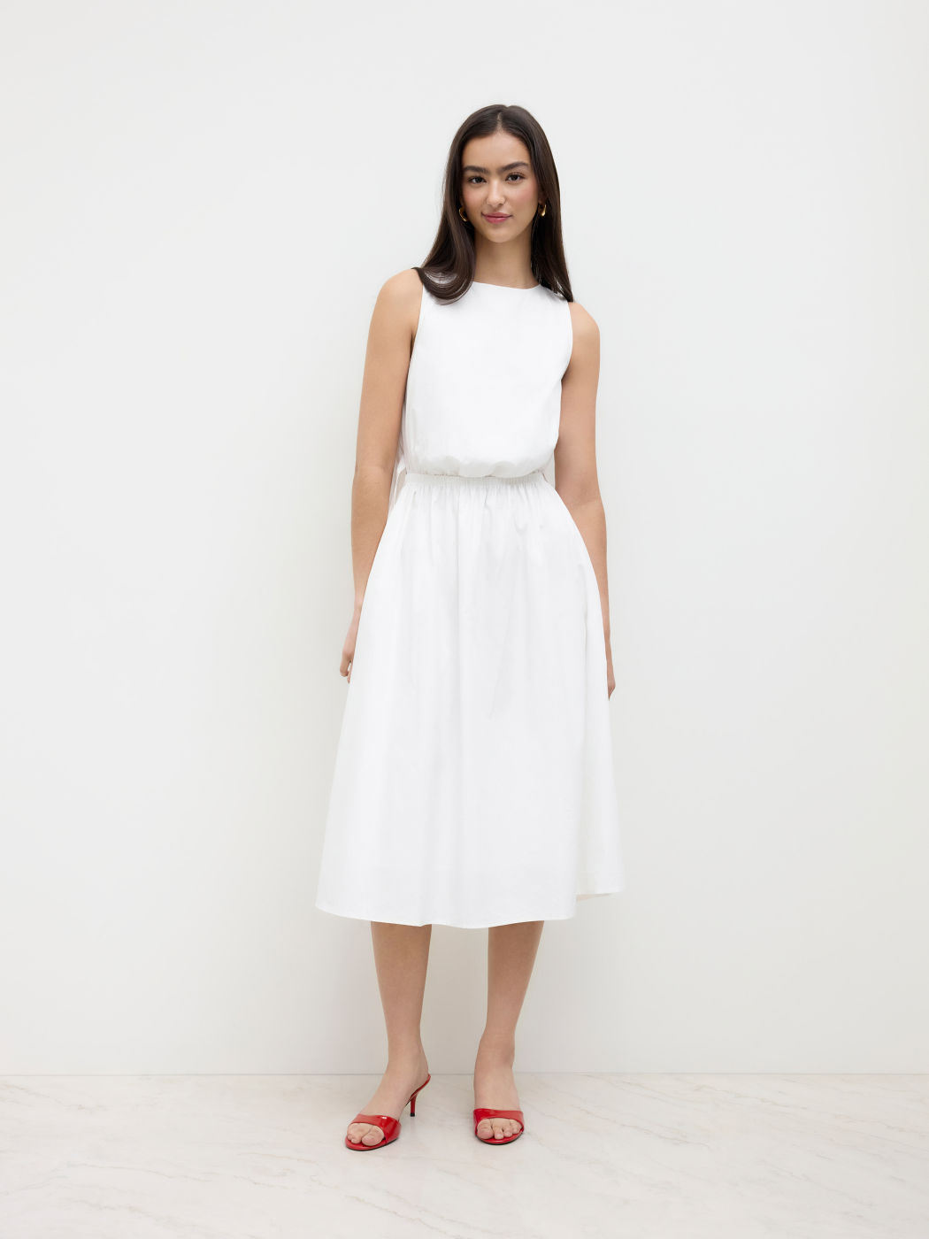 Abito midi in cotone con scollo rotondo, elastico in vita, cut-out e spacco