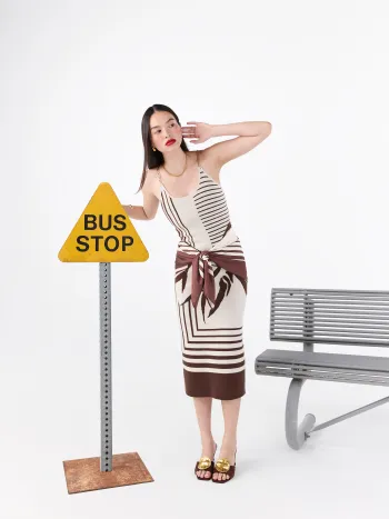 Abito midi in maglia a righe con spacco e catena con nodo
