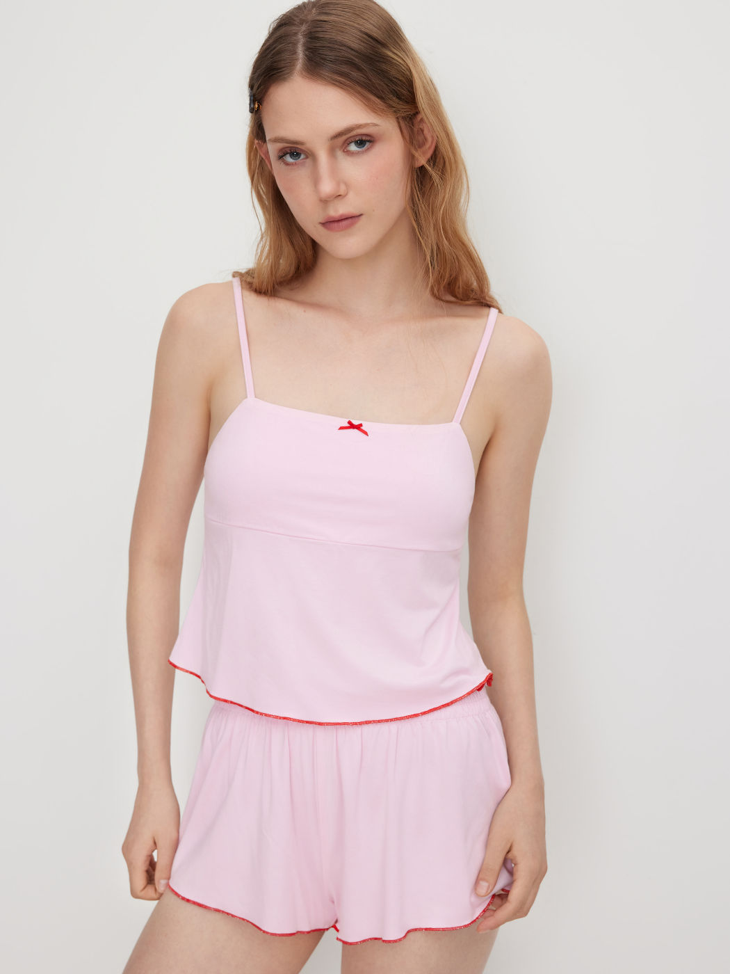 Quadratischer Hals mit Schleife und kontrastierendem Bund: Cami-Top & Low-Rise-Shorts mit Salatrand - Lounge-Set