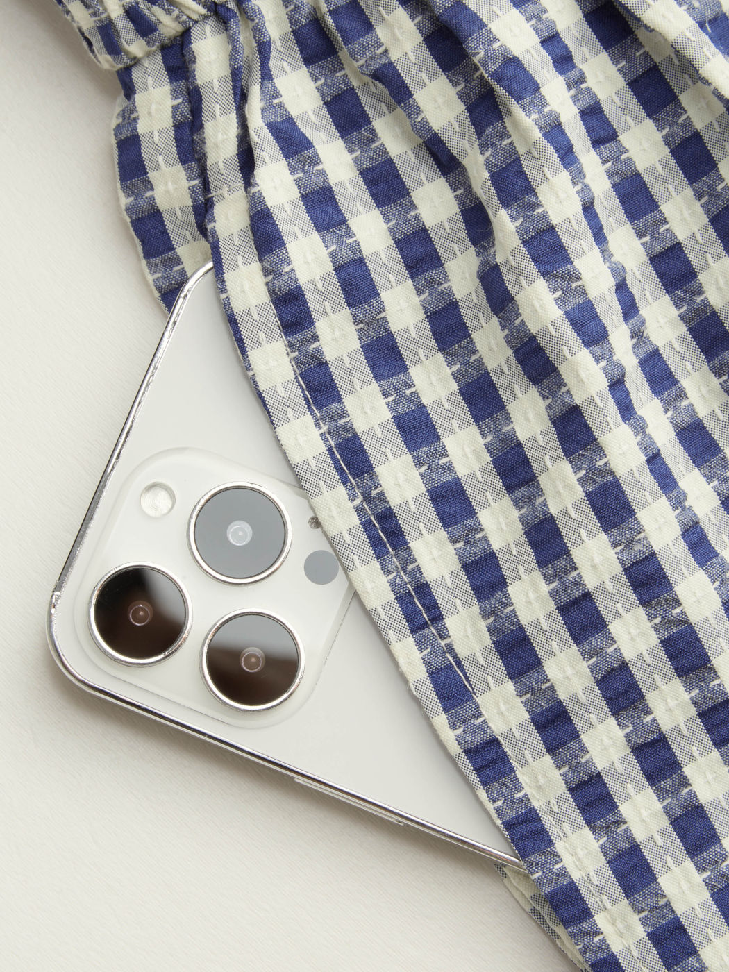 Pantaloncini micro a quadri a vita media con arricciatura