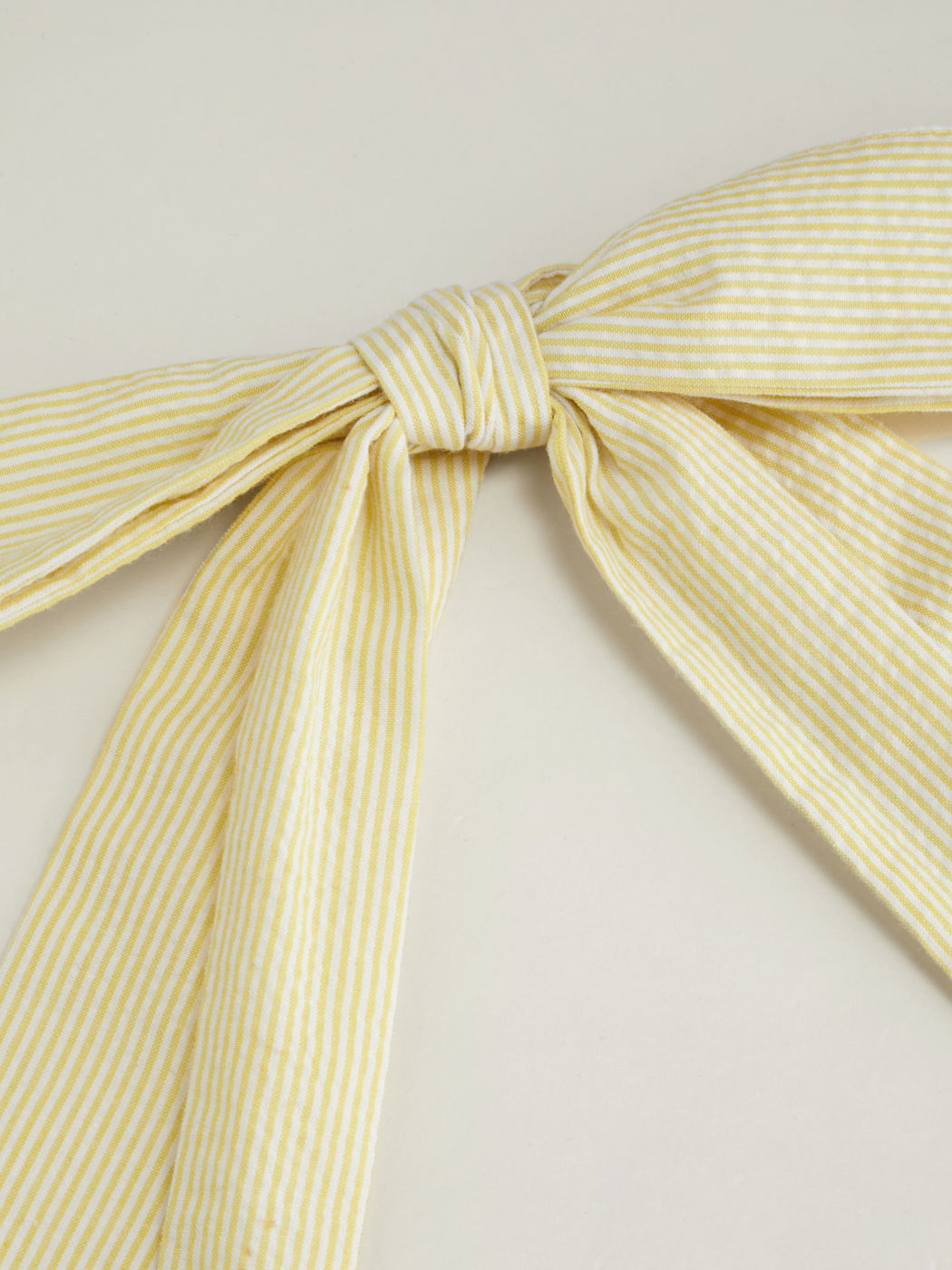 Top corto con scollo all'americana a righe con fiocco e cut-out in misto cotone