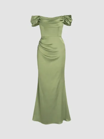 Gerafftes schulterfreies Satin-Maxikleid