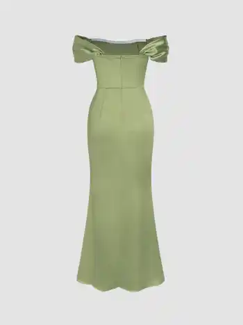 Gerafftes schulterfreies Satin-Maxikleid