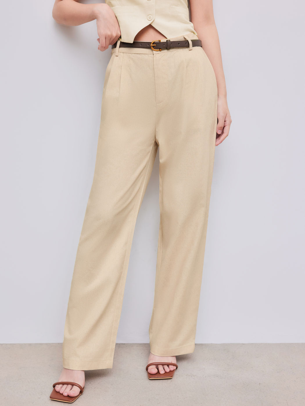 Gurtetes Leinen-Pantalon mit geraden Beinen