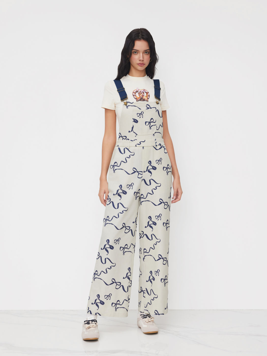 Tuta a gamba larga con stampa astratta a fiocco e scollo quadrato in 100% cotone